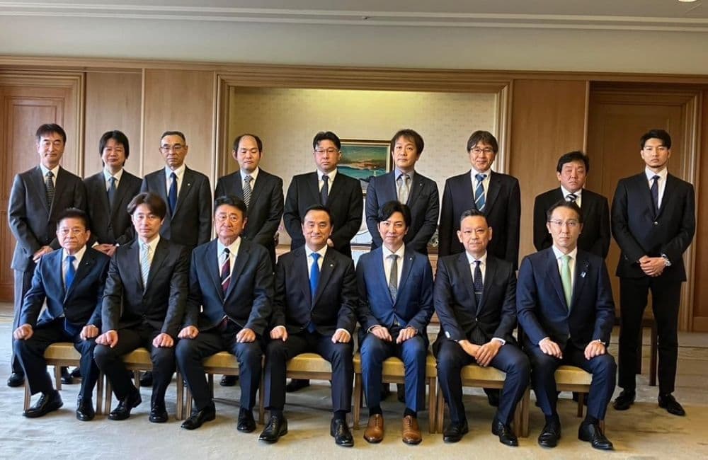 山口県議会令和6年2月定例会最終日 採決に先立ち、委員会報告を‼️ 採決では知事が提案したすべての議案、請願については委員長報告の通りに全て可決され閉会 人口減少に歯止めをかけると強い決意が表れた新規事業が目玉の新年度予算となっています。 もちろんその他の分野についても新規を含め時代にマッチした事業予算となっています。 知事と共にしっかりとすべての分野の課題解決に向けて新年度も全力で頑張ってまいります。 常に前進　すべては山口県の未来のために‼️